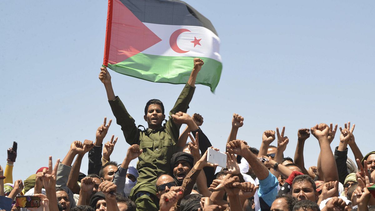 西撒哈拉(撒拉威)人民揮舞國旗(資料照,AP) 西撒哈拉(撒拉威)人民揮舞國旗(資料照,AP)