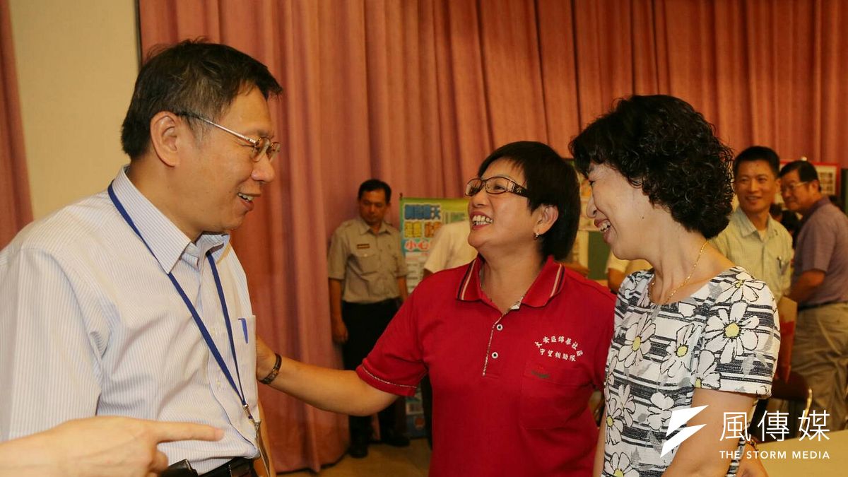 台北市長柯文哲(左)12日參加「105年度社區治安營造研習觀摩」,夫人陳佩琪(右)也出席,在台下聆聽並鼓掌,結束時兩人短暫會面微笑。(陳明仁攝) 台北市長柯文哲(左)12日參加「105年度社區治安營造研習觀摩」,夫人陳佩琪(右)也出席,在台下聆聽並鼓掌,結束時兩人短暫會面微笑。(陳明仁攝)