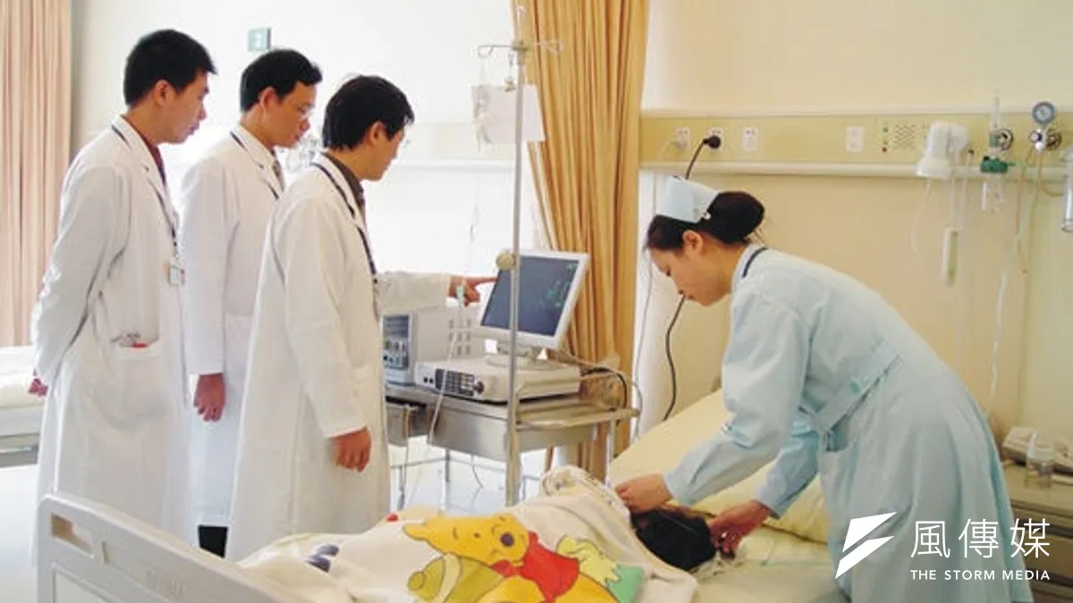 高醫實習生抗議被多重剝削,要求實習生能比照勞工適用勞基法。(取自網路) 高醫實習生抗議被多重剝削,要求實習生能比照勞工適用勞基法。(取自網路)