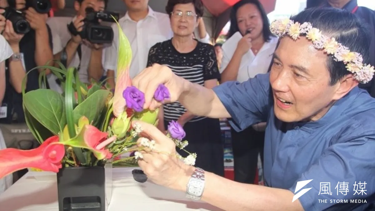 馬英九總統6日出席2014亞太文化日,在開幕典禮之後,馬參觀吐瓦魯、諾魯、日本等國攤位,並帶上花圈頭飾。(林韶安攝)