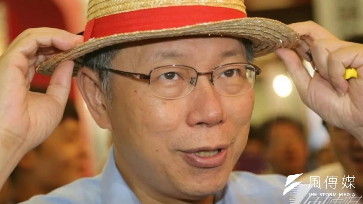 台北市長參選人柯文哲12日赴漫畫博覽會,並借戴漫畫《海賊王》人物魯夫的帽子。(吳逸驊攝)
