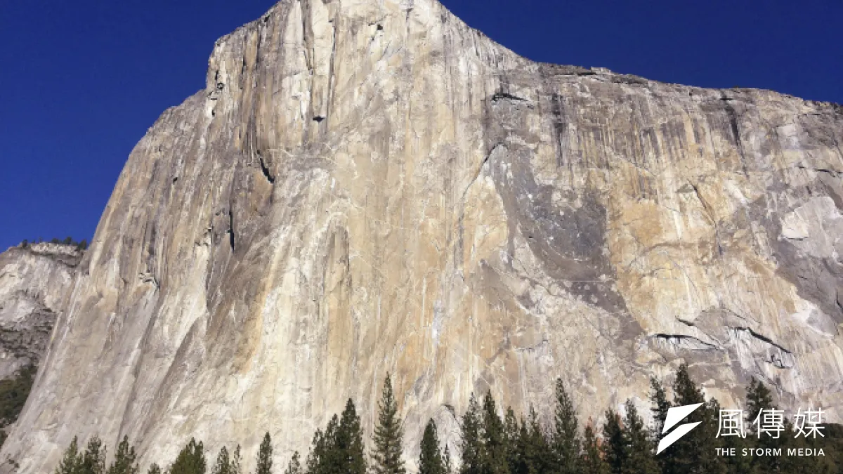 位於美國加州「優勝美地國家公園」(Yosemite National Park)的酋長岩(El Capitan)高達3000呎。(美聯社)