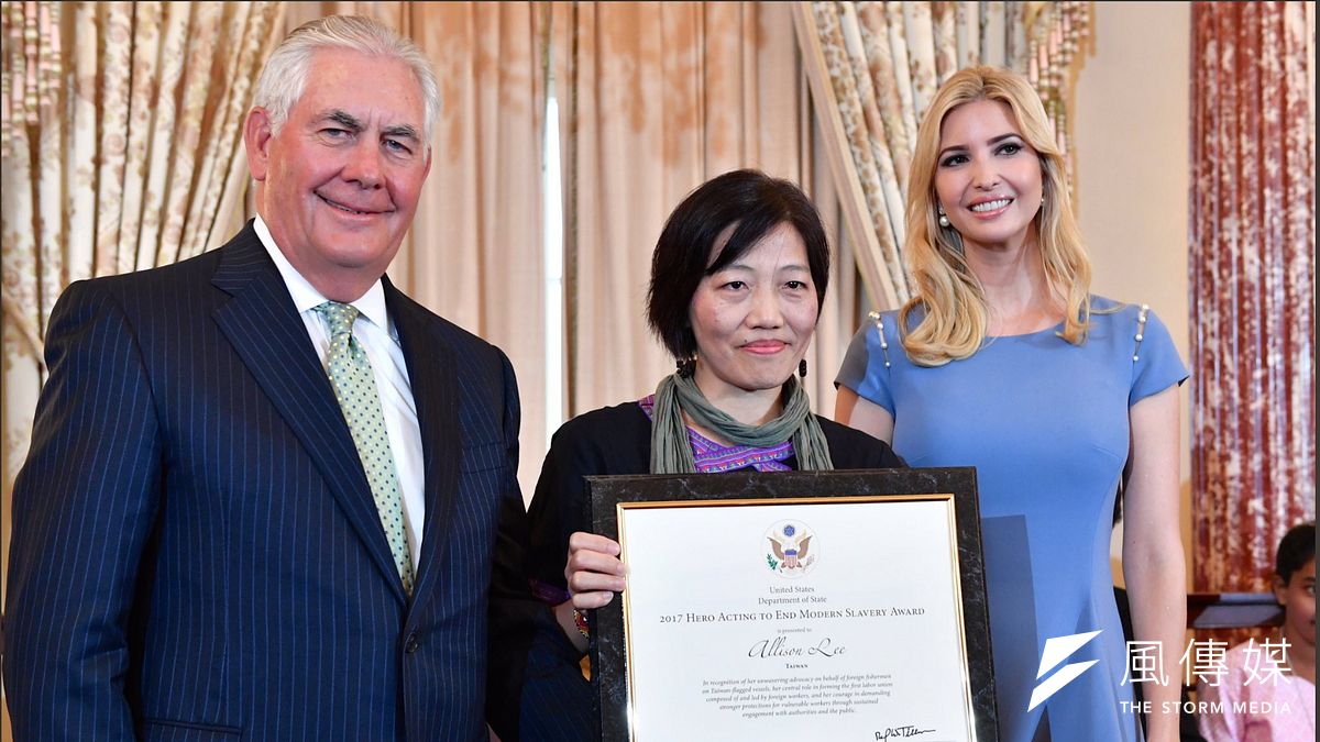 李麗華獲選為美國國務院今年的防制人口販運英雄人物,與美國國務卿提勒森、美國總統川普女兒伊凡卡合影。(美國國務院東亞及亞太局提供) 李麗華獲選為美國國務院今年的防制人口販運英雄人物,與美國國務卿提勒森、美國總統川普女兒伊凡卡合影。(美國國務院東亞及亞太局提供)