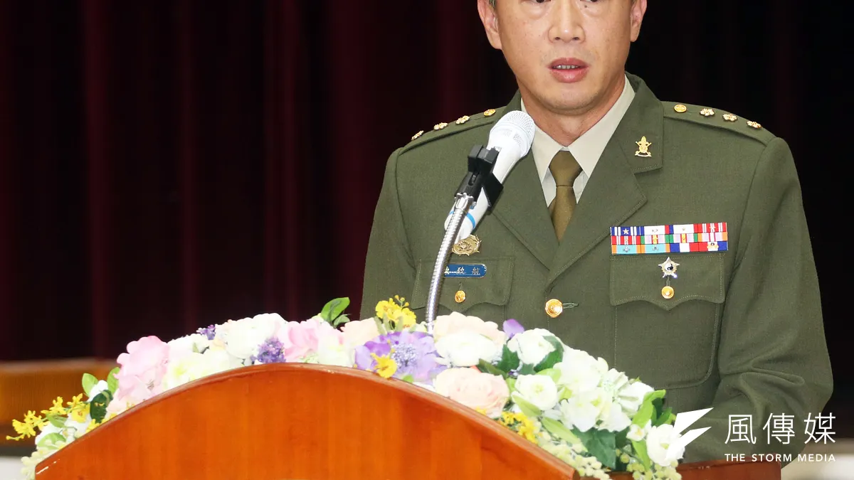 憲兵參謀長陳致航在24日舉行的將官晉任典禮中晉升少將,補實了憲兵目前自身的將缺;這顆將星和國安私菸案連串懲處也有關,由於接連異動打破接班序列,由副參一職扶正的陳,獲得一個本不在預期內的晉升機會。(蘇仲泓攝)
