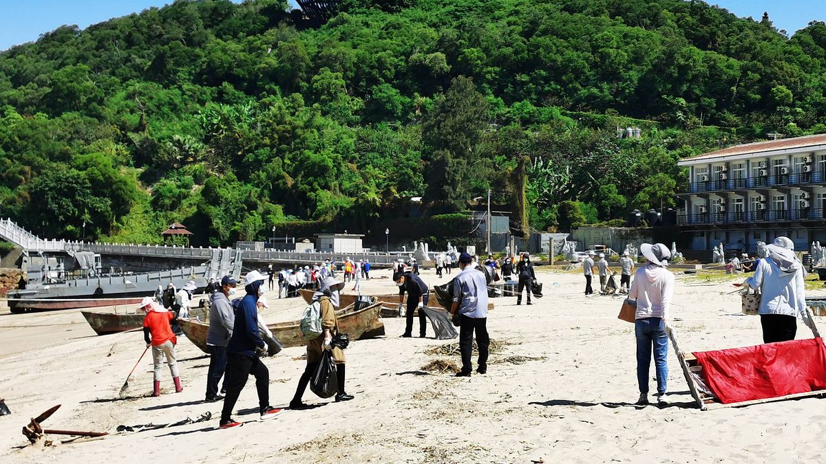 馬管處結合地方機關、單位,於馬港沙灘舉辦2022年向海致敬-大家一起來淨灘活動。(圖/馬祖國家風景區管理處提供) 馬管處結合地方機關、單位,於馬港沙灘舉辦2022年向海致敬-大家一起來淨灘活動。(圖/馬祖國家風景區管理處提供)