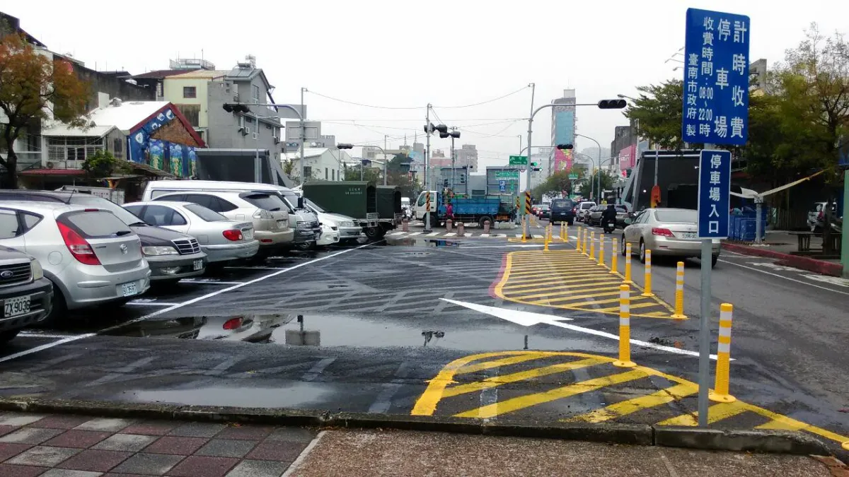 因應海安路沿線人車壅塞 南市增設汽機車臨時停車格位