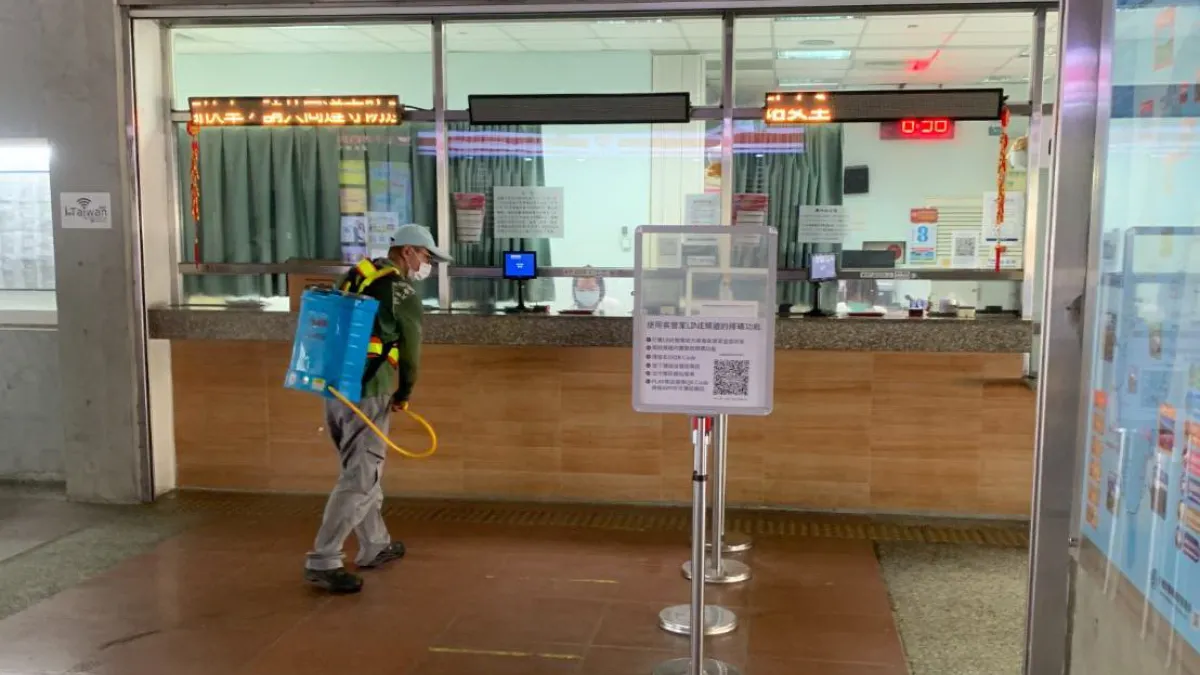 確診者足跡行經潮州火車站,火車站內部已進行清消作業。(圖/屏東縣政府傳播暨國際事務處提供)