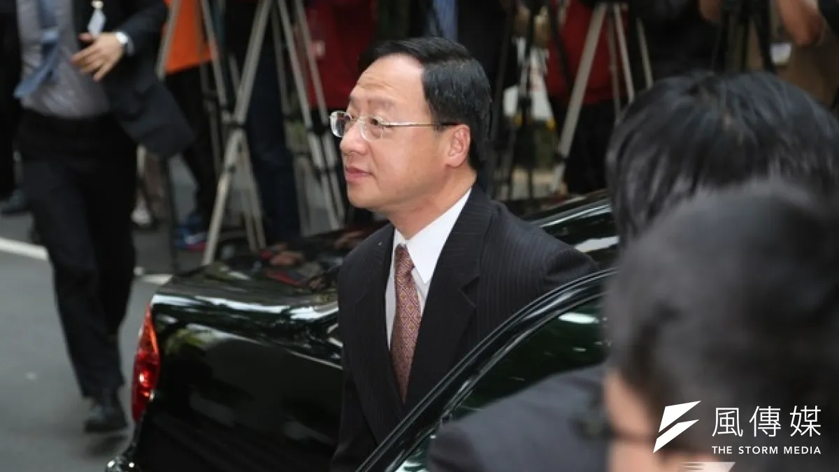 江宜樺22日下午將到議場外探視學生。(余志偉攝)