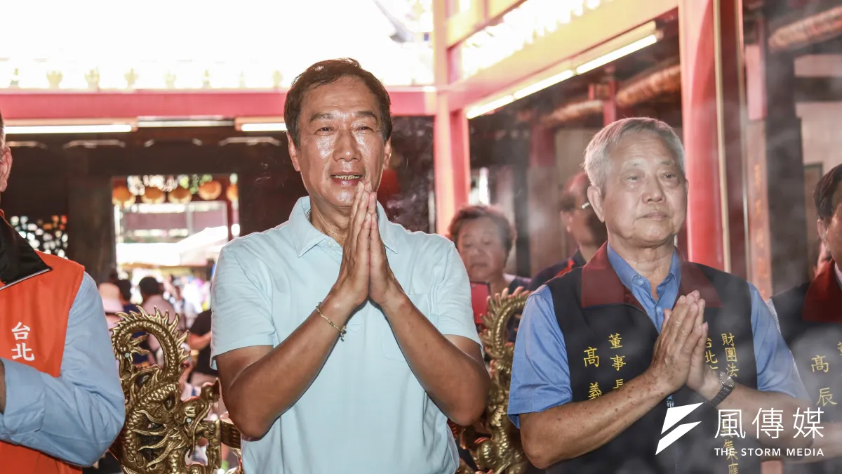 作者認為中華文化敬鬼神的根底精神正是「護蒼生」,圖為國民黨總統初選參選人郭台銘拜廟祈福。(簡必丞攝)