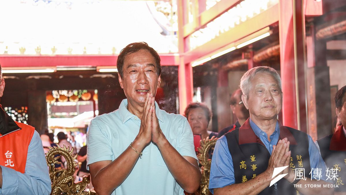 國民黨總統初選參選人郭台銘(左)今進行「跟著郭懂遊街去」,結束後至景美集應廟祈福。(簡必丞攝) 國民黨總統初選參選人郭台銘(左)今進行「跟著郭懂遊街去」,結束後至景美集應廟祈福。(簡必丞攝)