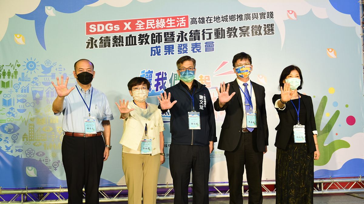 高市教育局長謝文斌、環保局長張瑞琿、日月光高雄廠副總李叔霞、高科大副校長李嘉紘、計畫主持教授賴俊吉,參與開幕式。(圖/日月光提供) 高市教育局長謝文斌、環保局長張瑞琿、日月光高雄廠副總李叔霞、高科大副校長李嘉紘、計畫主持教授賴俊吉,參與開幕式。(圖/日月光提供)