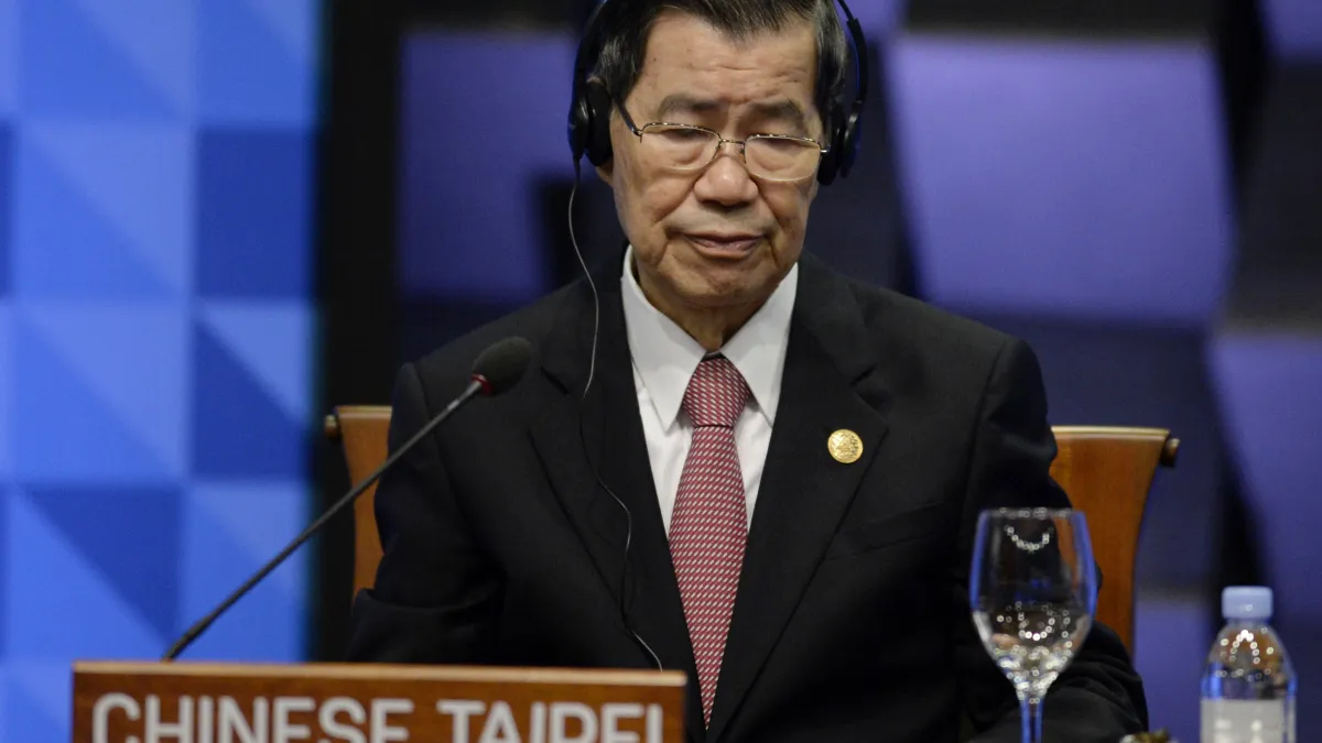亞太經濟合作會議(APEC)經濟領袖會議於19日閉幕,台灣領袖代表前副總統蕭萬長表示,和中國國家主席習近平談及貨貿協定議題,希望盡快完成談判。(美聯社)