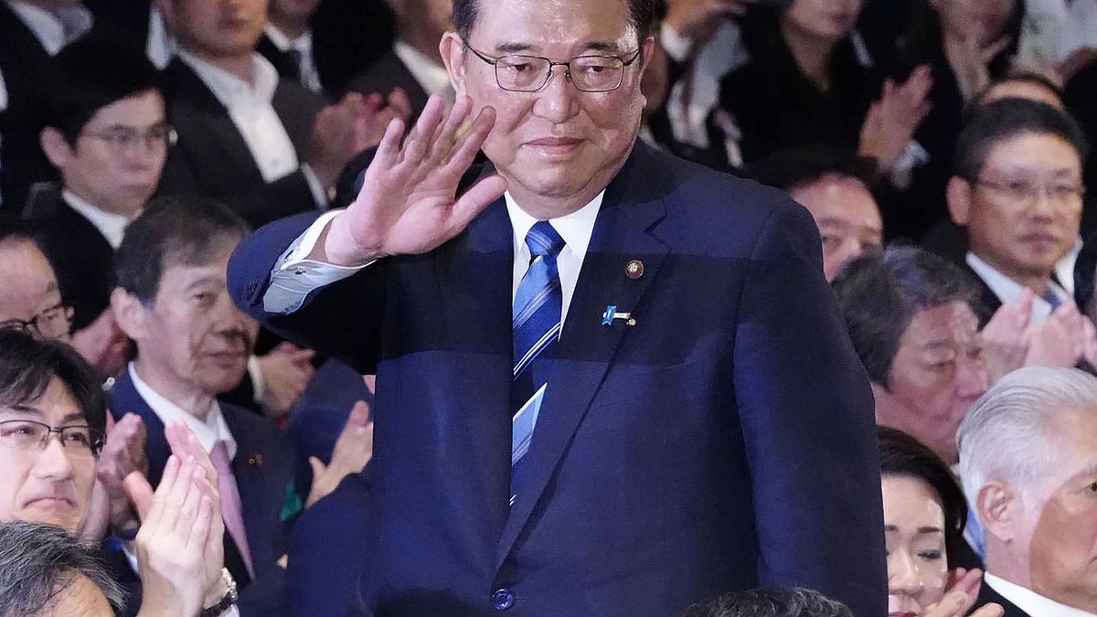 27日、自民党総裁選挙が東京・永田町の党本部で行われ、67歳の石破茂氏が2回の投票を経て、第28代自民党総裁に選出された。共同通信の報道によると、自民党は現在、衆議院と参議院で過半数の議席を確保しているため、新総裁は10月1日に開かれる国会臨時会で第102代首相に選出される見込みで、新内閣も同日に発足する。(AP) 27日、自民党総裁選挙が東京・永田町の党本部で行われ、67歳の石破茂氏が2回の投票を経て、第28代自民党総裁に選出された。共同通信の報道によると、自民党は現在、衆議院と参議院で過半数の議席を確保しているため、新総裁は10月1日に開かれる国会臨時会で第102代首相に選出される見込みで、新内閣も同日に発足する。(AP)