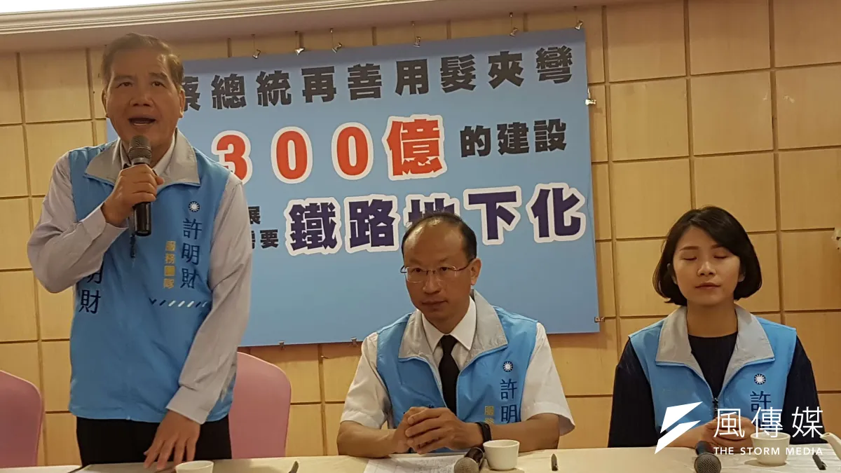 前新竹市長許明財17日高分貝籲請蔡政府重視新竹市現況,認為應優先解決鐵路地下化,讓新竹東西兩地立即縫合。(圖/方詠騰攝)