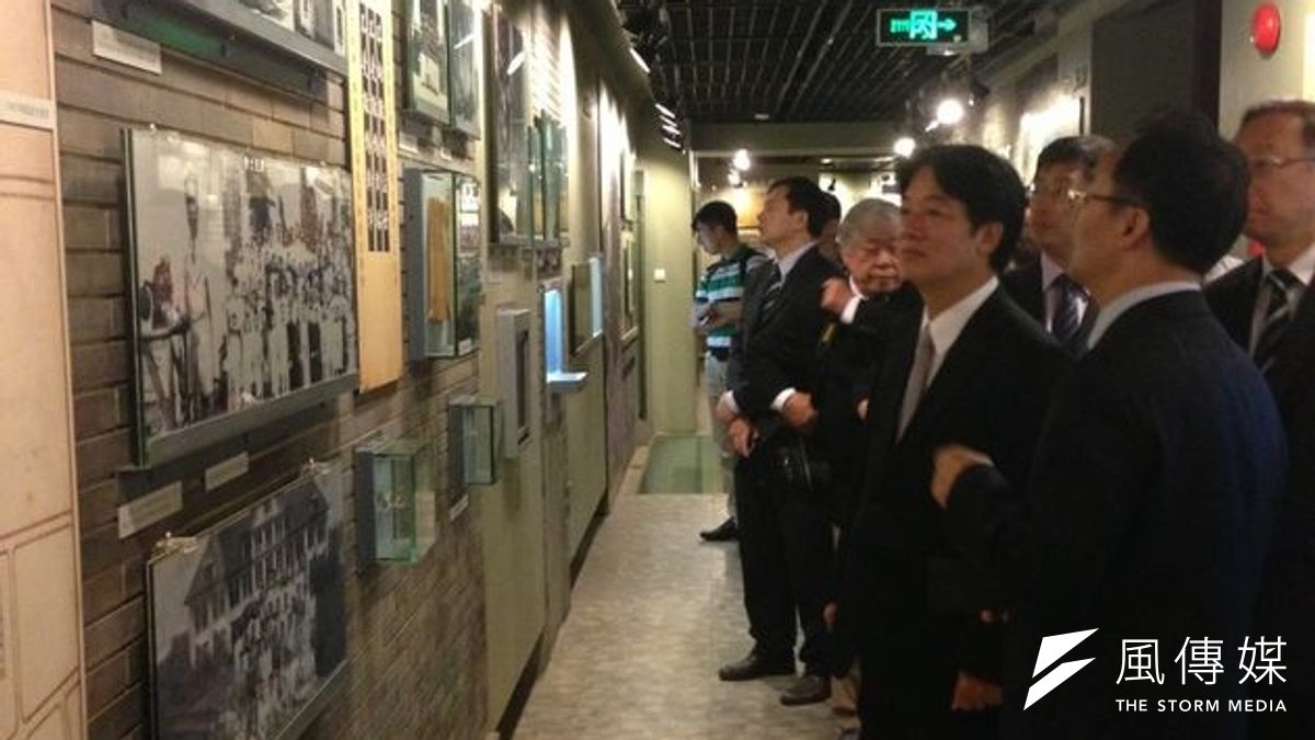 台南市長賴清德訪問大陸,為前輩畫家陳澄波百二年展揭幕。(圖為整清德參觀上海復旦大學校史館,取自台南市政府官網) 台南市長賴清德訪問大陸,為前輩畫家陳澄波百二年展揭幕。(圖為整清德參觀上海復旦大學校史館,取自台南市政府官網)