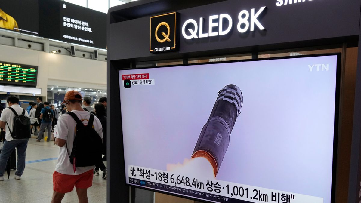 2023年7月13日,首爾火車站的電視螢幕正在播放北韓飛彈的新聞畫面。(美聯社資料照) 2023年7月13日,首爾火車站的電視螢幕正在播放北韓飛彈的新聞畫面。(美聯社資料照)