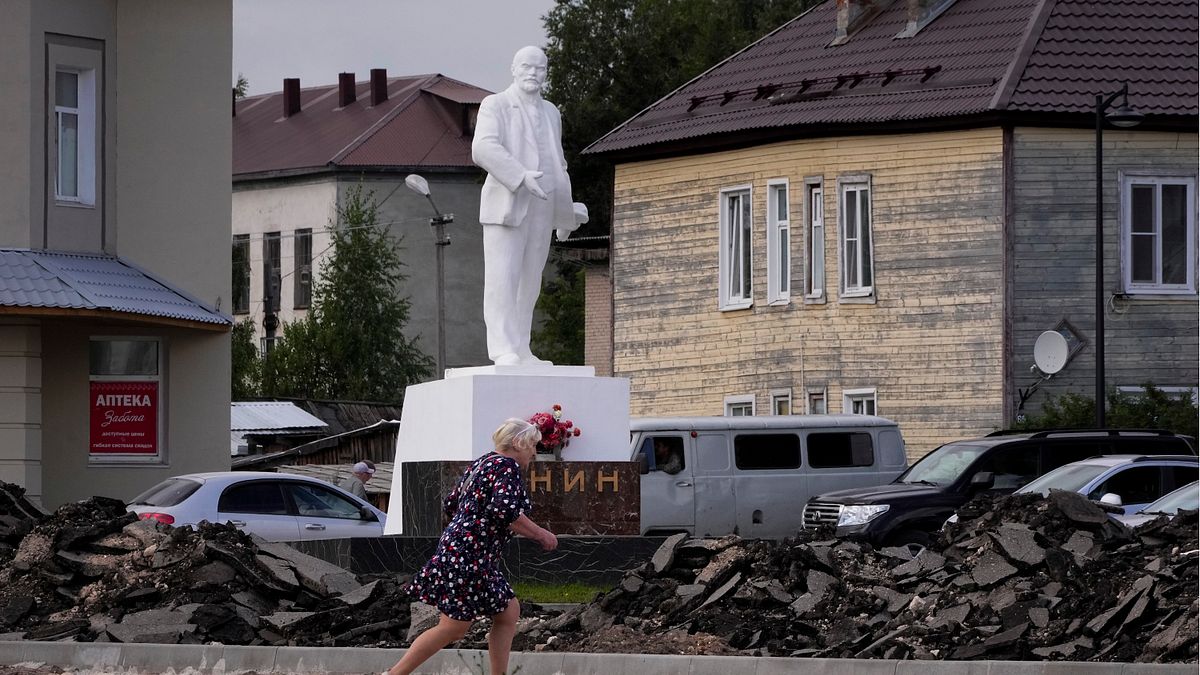 2024年7月30日,俄羅斯的阿爾漢格爾斯克州,一名婦女走過列寧雕像。(美聯社) 2024年7月30日,俄羅斯的阿爾漢格爾斯克州,一名婦女走過列寧雕像。(美聯社)