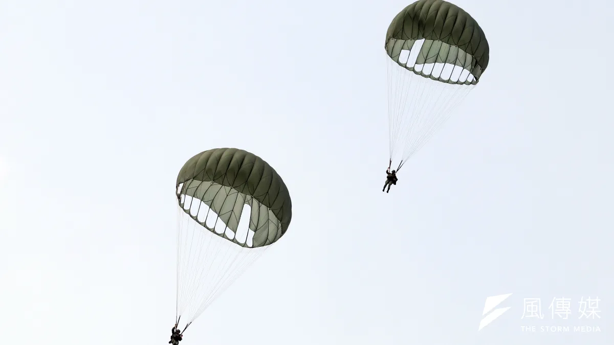 陸軍特戰隊兩名傘兵疑因傘具吃風不足,人員摔落重傷。圖為之前傘兵在屏東實地演練,與新聞個案無關。(資料照,蘇仲泓攝)