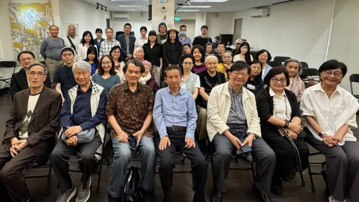 台灣詩學季刊社與紀州庵文學森林共同主辦「2026五四詩會」,3日在紀州庵新館登場,會中詩人、作家齊聚朗誦詩作,為高齡98歲的詩人向明祈福。(台灣詩學季刊社提供)