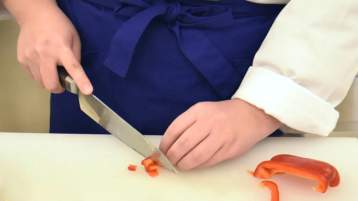 砧板用久被染色,不必用漂白水就能清潔髒汙!(示意圖/取自photo-ac) 砧板用久被染色,不必用漂白水就能清潔髒汙!(示意圖/取自photo-ac)