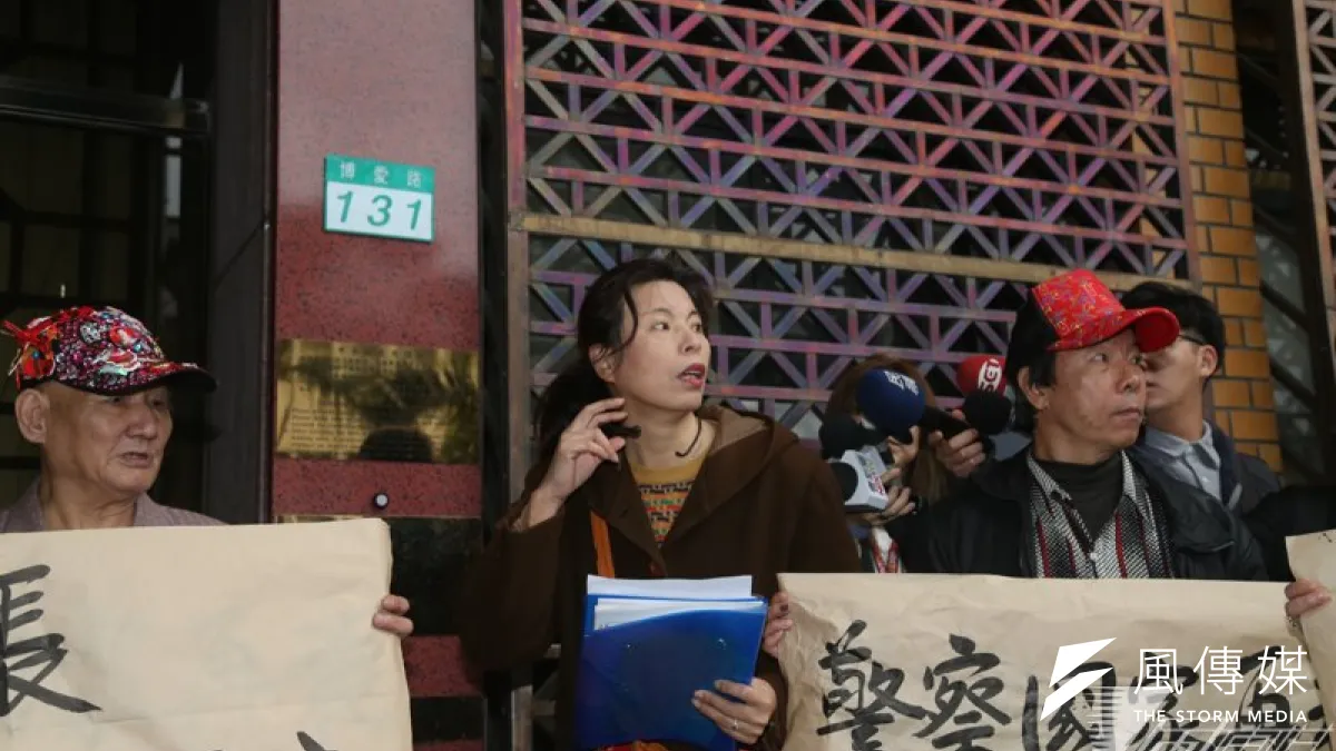 愛國同心會成員日前在台北101廣場與警方爆發衝突並遭逮捕,當事人張秀葉今赴台北地檢署按鈴控告信義分局長等人妨害自由,她也預示明日將控告台北市長柯文哲。(吳逸驊攝)