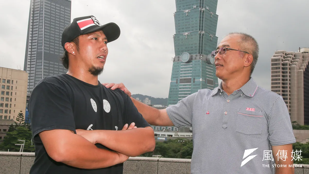 李杜宏(右)回憶說,李杜軒(左)剛赴日時不適應,常打電話回來訴苦。(陳明仁攝) 李杜宏(右)回憶說,李杜軒(左)剛赴日時不適應,常打電話回來訴苦。(陳明仁攝)