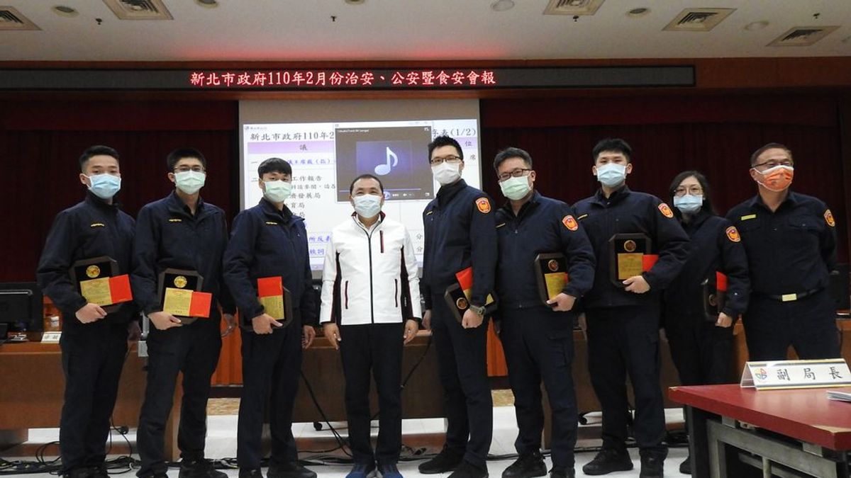 市長侯友宜表揚公共安全稽查小組有功人員及忠勤、忠義員警楷模,感謝各局處人員及員警熱心付出。(圖/新北市警察局提供) 市長侯友宜表揚公共安全稽查小組有功人員及忠勤、忠義員警楷模,感謝各局處人員及員警熱心付出。(圖/新北市警察局提供)