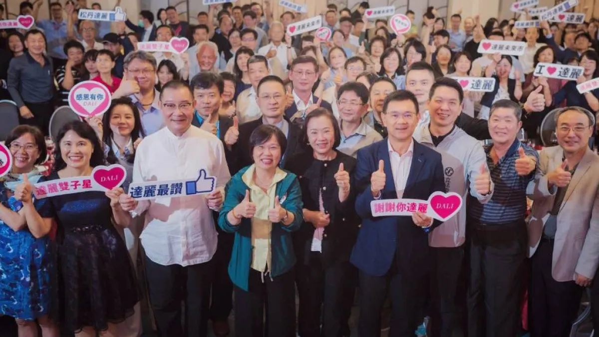 達麗建持續全台佈局推案,在董事長謝志長(前排右四)的領導下,獲頒「台灣誠信建商」優良品牌,以及「國家優良建商營造商」雙金認證。(圖/業者提供)