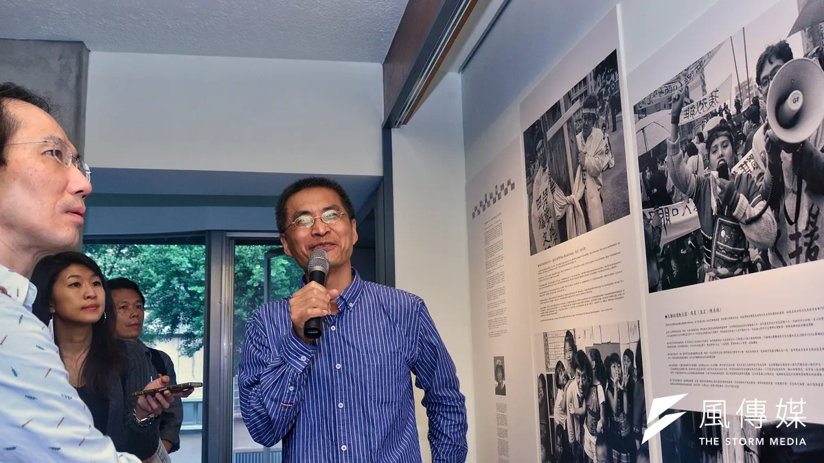 鄭南榕基金會「原權旅程」30年,從原鄉到都市部落─ 黃子明攝影展,黃子明現場導覽。(甘岱民攝)