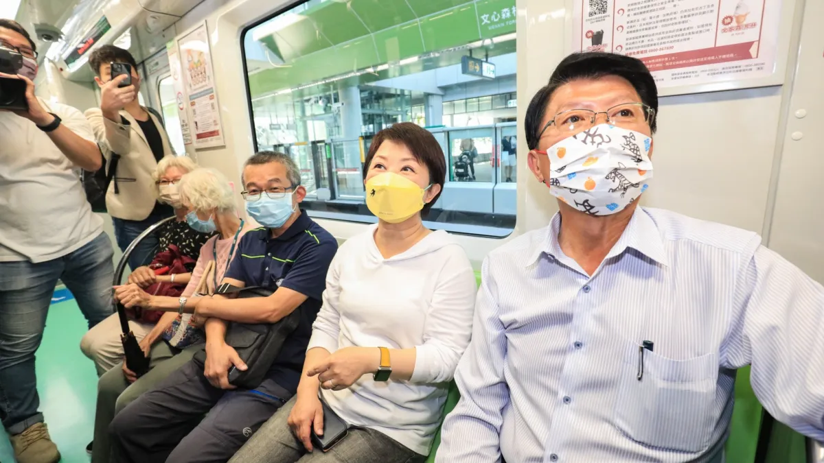 謝龍介前往台中考察中捷,與台中市長盧秀燕會合一起搭捷運。(圖/謝龍介競選辦公室提供)