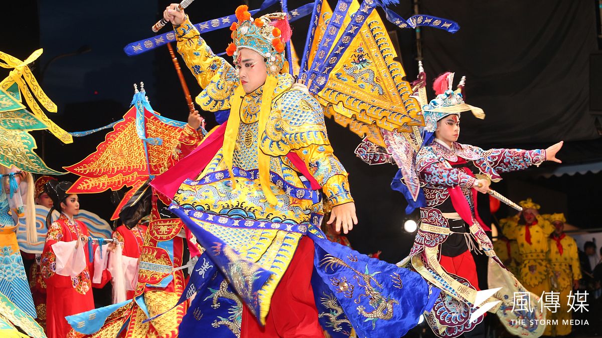 國內日前爆發本土疫情,全台進入三級警戒,各地傳統宗教活動紛紛停止舉辦,這也讓傳統表演藝術工作者面臨斷炊的窘境。圖為知名團體唐美雲歌仔戲團於「端午謝平安,藝文大匯演」活動演出。(資料照,顏麟宇攝) 國內日前爆發本土疫情,全台進入三級警戒,各地傳統宗教活動紛紛停止舉辦,這也讓傳統表演藝術工作者面臨斷炊的窘境。圖為知名團體唐美雲歌仔戲團於「端午謝平安,藝文大匯演」活動演出。(資料照,顏麟宇攝)