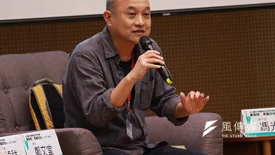 「鄭導的戲與女兒的音樂作品已有多次的連袂登台⋯⋯我不知道這是一種什麼樣的家教傳承,但我從這對人父與女兒身上,都能看到一種名為關懷的精神正閃閃動人,皆具一副足將慈悲情懷轉化,巧手生花為藝術作品的菩薩心腸。」圖為導演鄭文堂。(資料照,陳韡誌攝)