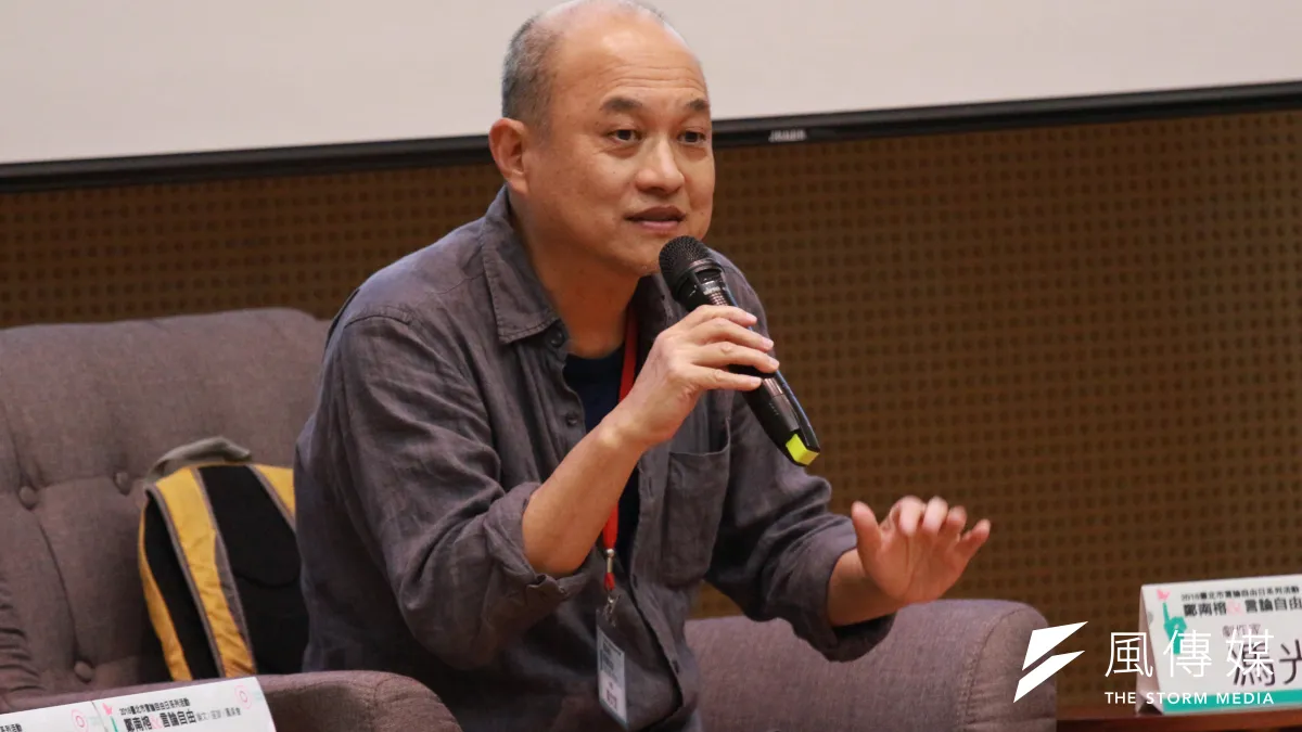 「鄭導的戲與女兒的音樂作品已有多次的連袂登台⋯⋯我不知道這是一種什麼樣的家教傳承,但我從這對人父與女兒身上,都能看到一種名為關懷的精神正閃閃動人,皆具一副足將慈悲情懷轉化,巧手生花為藝術作品的菩薩心腸。」圖為導演鄭文堂。(資料照,陳韡誌攝)