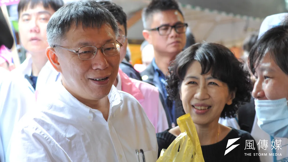 台北市長柯文哲今夫人陳珮琪(右)近日談及防疫感想,批評指揮官陳時中關閉酒吧、舞廳防疫,卻為保住「神位」不敢重啟。(資料照,甘岱民攝)