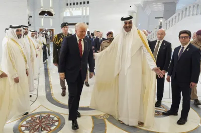 2025年5月14日。卡達國王塔米姆(Emir Sheikh Tamim bin Hamad Al-Thani)在卡達杜哈的阿米里宮(Amiri Diwan) 舉行的正式歡迎儀式上歡迎美國總統川普(Donald Trump)。 (AP)