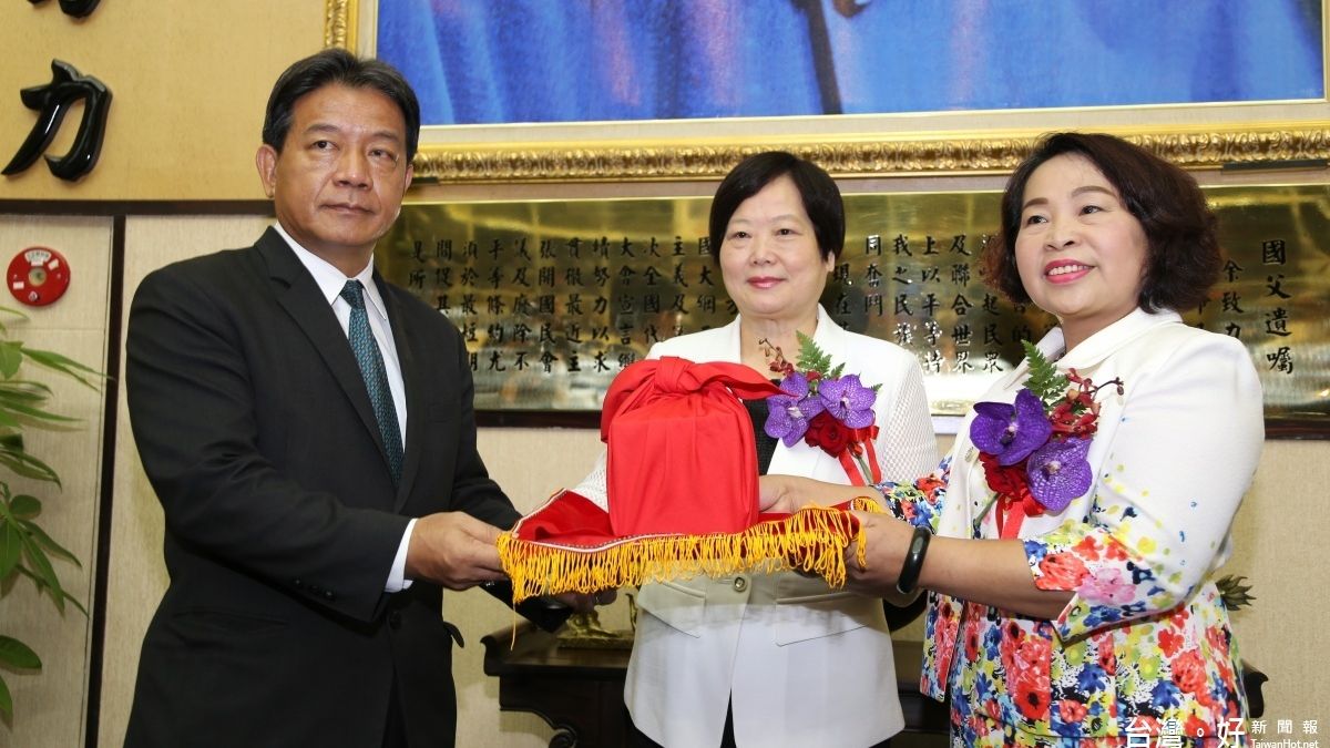 全國首位記名投票方式產生 賴美惠宣誓就職台南議長 全國首位記名投票方式產生 賴美惠宣誓就職台南議長