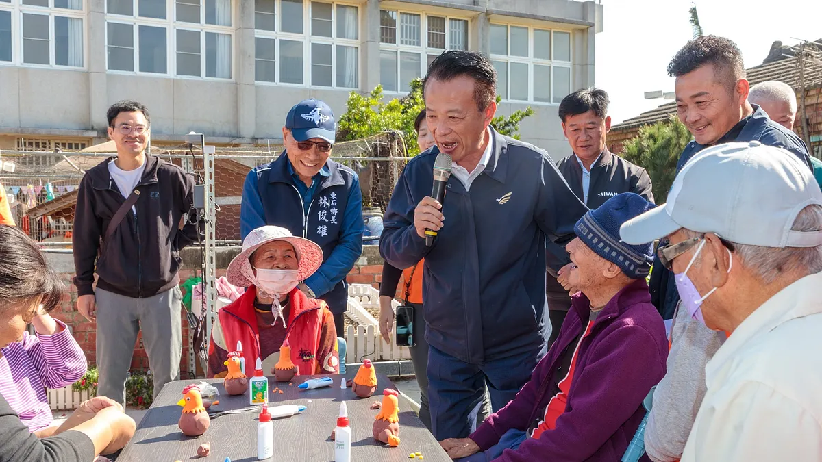 嘉義縣長翁章梁前往社區長照據點,與長輩們互動。(圖/嘉義縣政府提供)