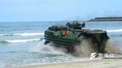 國軍18日舉行全兵力預演,AAV7兩棲突擊車首次成功在沙崙海灘登陸。(張曜麟攝)