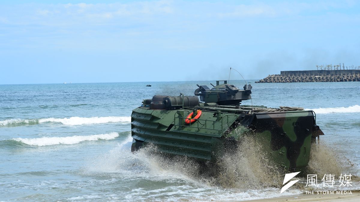 國軍18日舉行全兵力預演,AAV7兩棲突擊車首次成功在沙崙海灘登陸。(張曜麟攝) 國軍18日舉行全兵力預演,AAV7兩棲突擊車首次成功在沙崙海灘登陸。(張曜麟攝)