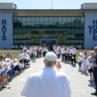Pope Leo XIV embraces paediatric patients at CNAO in Pavia Pope Leo XIV embraces paediatric patients at CNAO in Pavia
