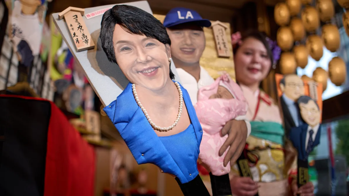 東京傳統人偶老店展示了2025年特別款「羽子板」(hagoita),上面繪有日本首相高市早苗(左)的肖像。(美聯社)
