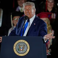 2025年5月1日。アメリカ大統領トランプ(Donald Trump)がアラバマ大学の卒業式で演説する。(AP) 2025年5月1日。アメリカ大統領トランプ(Donald Trump)がアラバマ大学の卒業式で演説する。(AP)