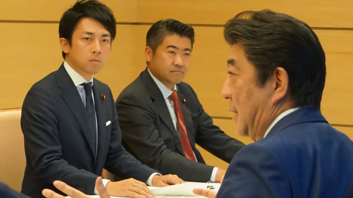 小泉進次郎與日本首相安倍晉三。(翻攝臉書)