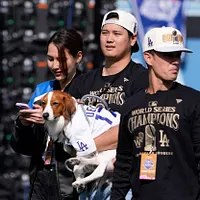 ドジャースのスター、大谷翔平選手と妻の真美子さん、そして愛犬「デコピン」。(AP通信) ドジャースのスター、大谷翔平選手と妻の真美子さん、そして愛犬「デコピン」。(AP通信)