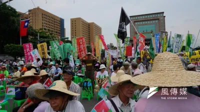 「台灣已經實質獨立,統獨根本只是個無關國家強弱的假議題,沒有急迫性的問題,但是荒謬到爆表的是,每次選舉媒體與選民卻都還在追究政治人物的統獨立場⋯⋯」(資料照,王彥喬攝)