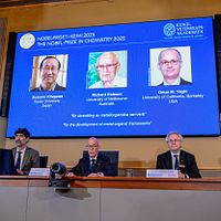 2025年ノーベル化学賞が発表され、日本、オーストラリア、アメリカの3人の学者が栄誉を分かち合う。(AP通信) 2025年ノーベル化学賞が発表され、日本、オーストラリア、アメリカの3人の学者が栄誉を分かち合う。(AP通信)
