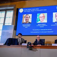 2025年ノーベル化学賞が発表され、日本、オーストラリア、アメリカの3人の学者が栄誉を分かち合う。(AP通信) 2025年ノーベル化学賞が発表され、日本、オーストラリア、アメリカの3人の学者が栄誉を分かち合う。(AP通信)