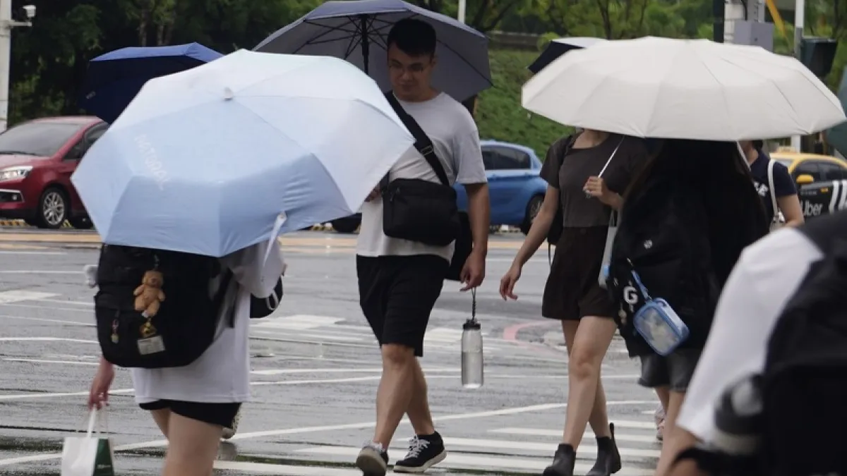 中颱杜鵑襲擊關東!氣象專家吳德榮提醒日本暴風圈防強風豪雨,台灣至22日前晴朗偏熱,中秋連假末期則需密切注意熱帶系統發展。(圖/中央社)