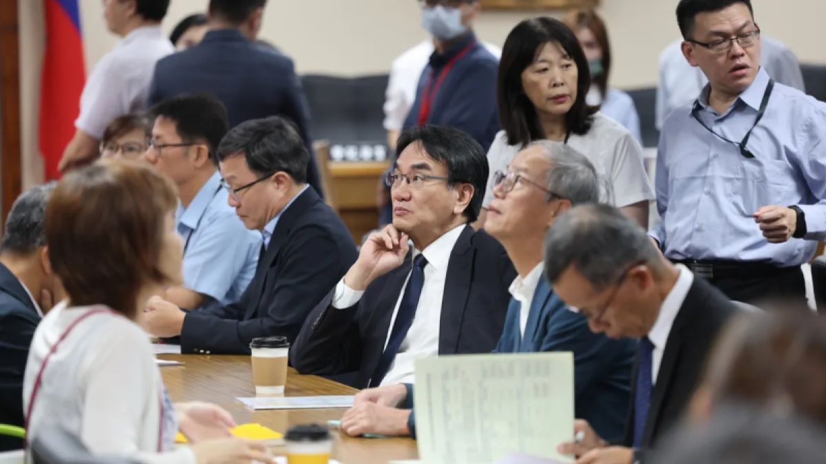 立法院11日下午就「115年度中央政府總預算案」朝野黨團進行協商,數發部長林宜敬(中,坐者)等部會官員列席。(中央社)