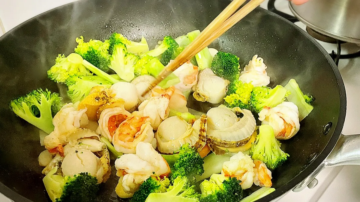 不沾鍋塗層如出現刮痕或會釋出致癌物,烹煮時,可釋出230萬個塑膠微粒和奈米塑膠,污染食物也有損健康。(示意圖/取自photo-ac) 不沾鍋塗層如出現刮痕或會釋出致癌物,烹煮時,可釋出230萬個塑膠微粒和奈米塑膠,污染食物也有損健康。(示意圖/取自photo-ac)